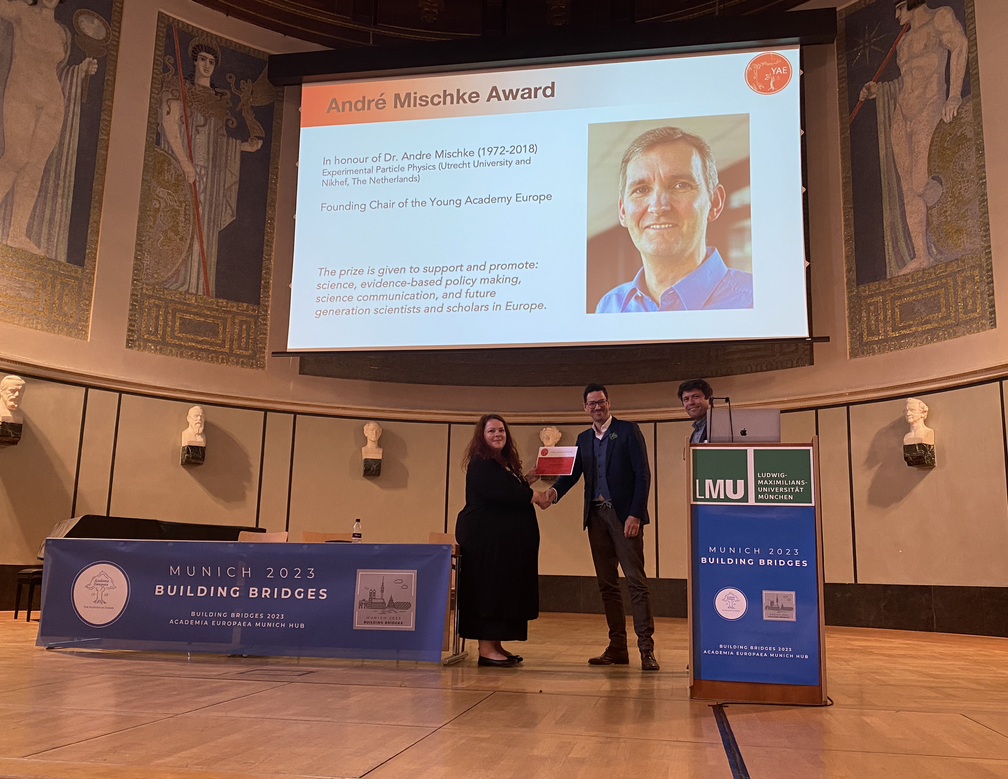 Katalin Solymosi, Co-vice-chair of YAE presents the André Mische Prize to Professor Renaud Jolivet