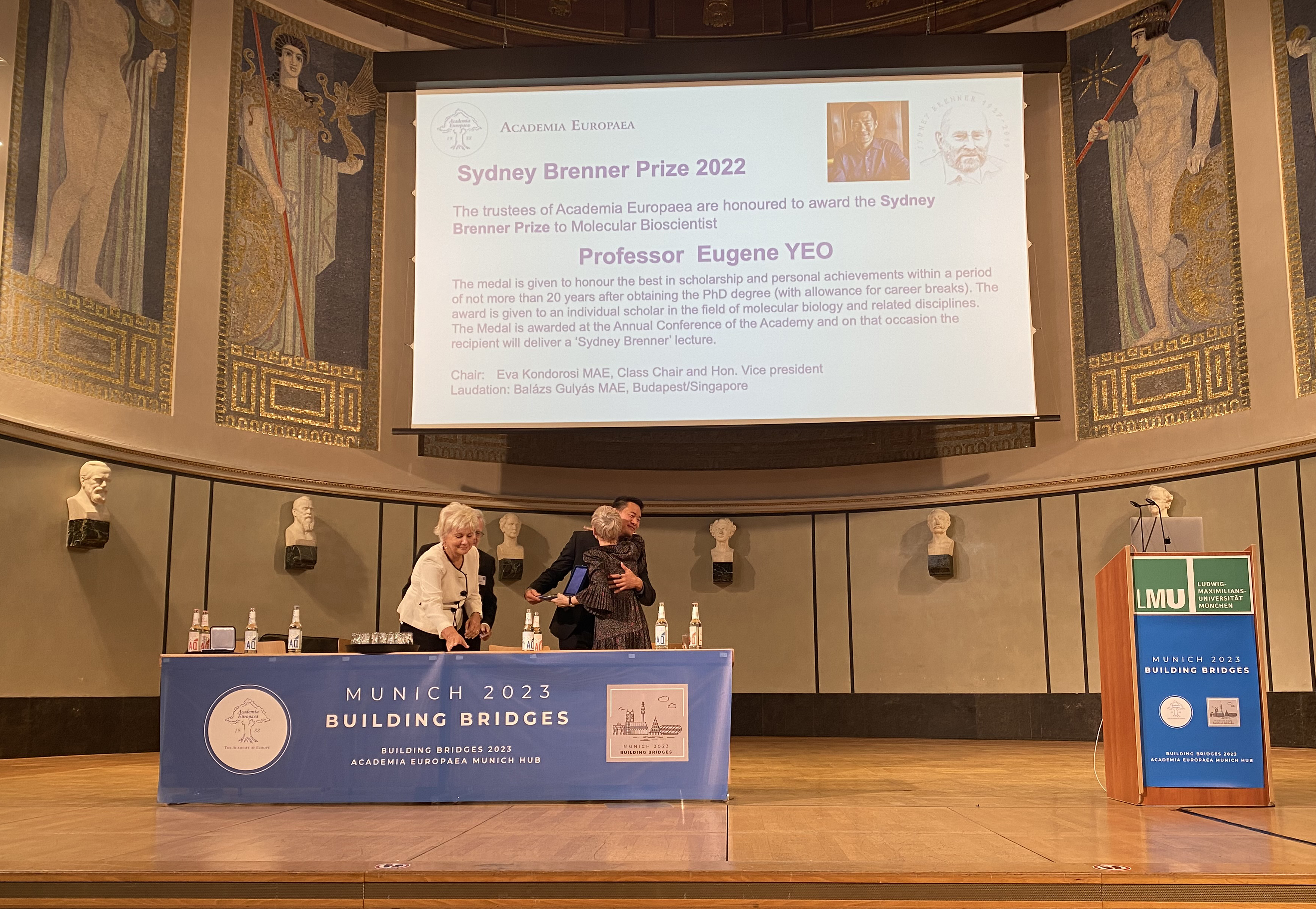 Professor Yeo receives the Sydney Brenner Medal from Ms. Carla Brenner